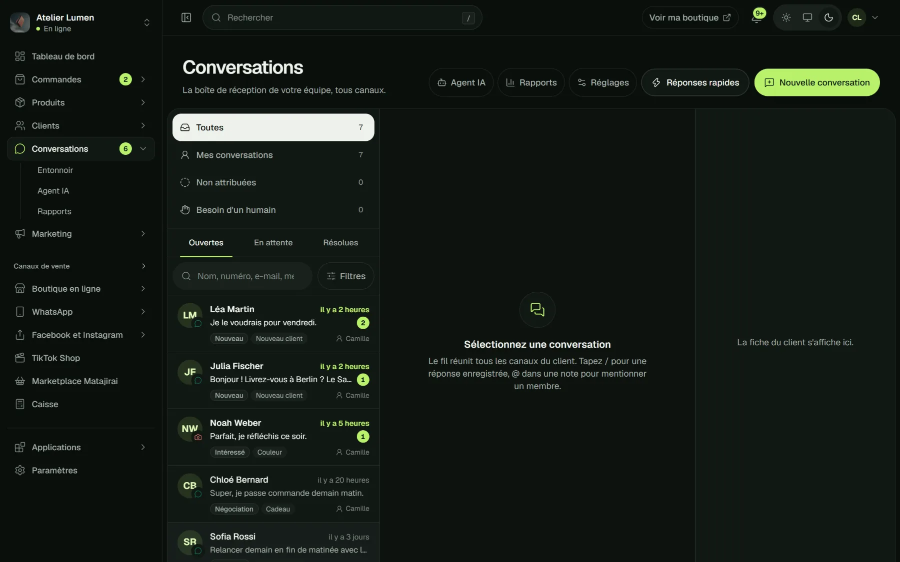 Boîte de réception partagée de Matajirai : liste des conversations WhatsApp et fil de discussion.